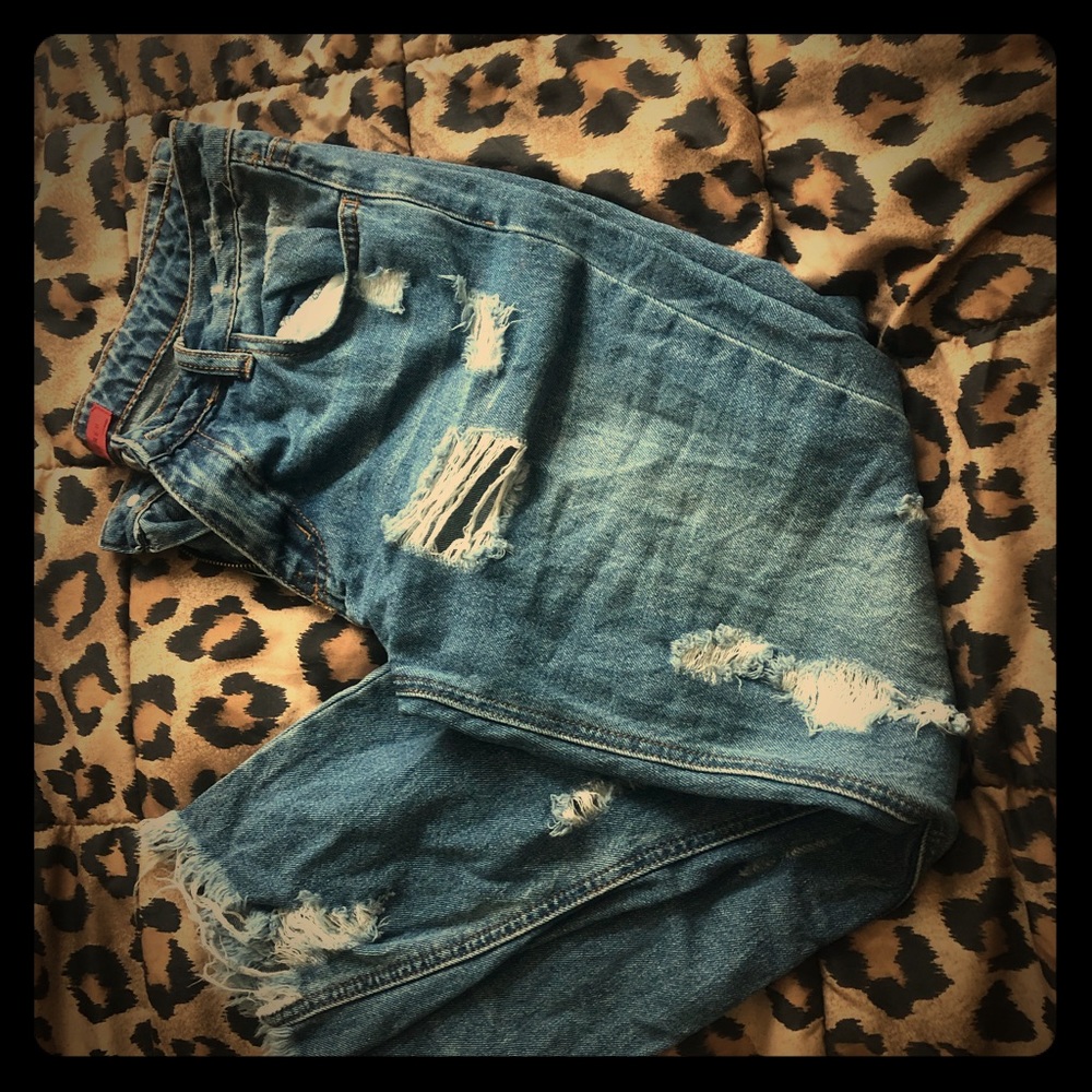 Signature 8 size medium Jean ripped capris